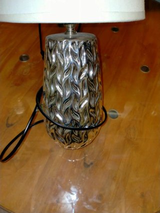 Lámpara de mesa cerámica dorada y blanca