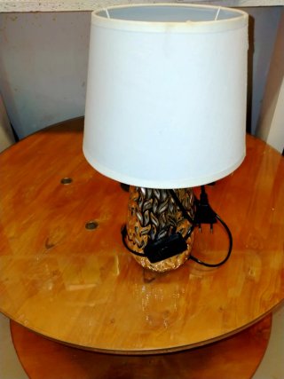 Lámpara de mesa cerámica dorada y blanca