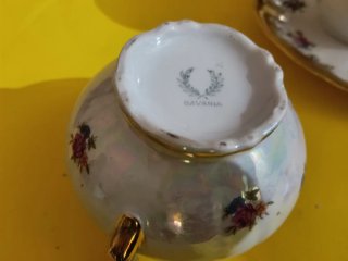 Tazza e zuccheriera in porcellana dorata