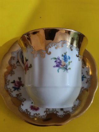 Tazza e zuccheriera in porcellana dorata