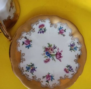 Tazza e zuccheriera in porcellana dorata