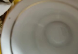 Tazza e zuccheriera in porcellana dorata