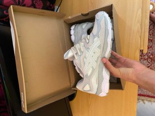 Zapatillas Asics grises y blancas