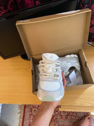 Zapatillas Asics grises y blancas