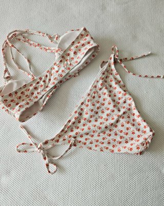 Bikini floral rojo y blanco