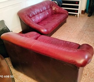 Sofás de piel rojo. uno es de 2 plazas y otro 3