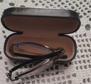 Gafas de lujo negras y plateadas
