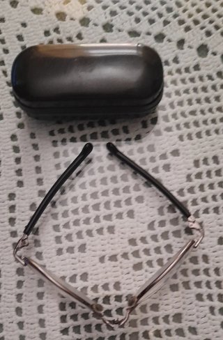 Gafas de lujo negras y plateadas