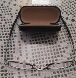Gafas de lujo negras y plateadas
