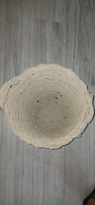 Cesta de mimbre tejida a mano