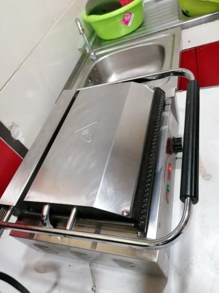 Parrilla Eléctrica Eutron Tostadora Panini