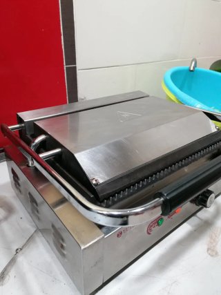 Parrilla Eléctrica Eutron Tostadora Panini