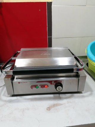 Parrilla Eléctrica Eutron Tostadora Panini