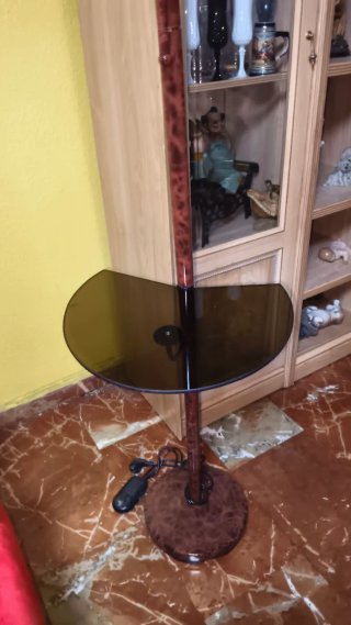 Lámpara de pie con flexo y mesa auxiliar.