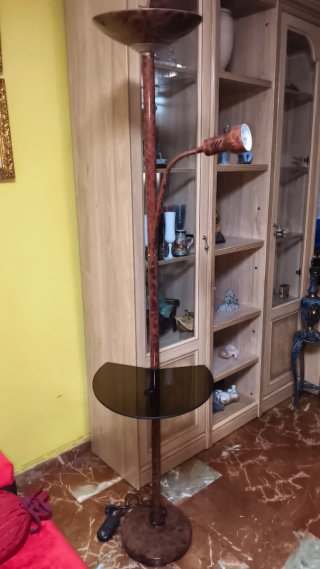 Lámpara de pie con flexo y mesa auxiliar.