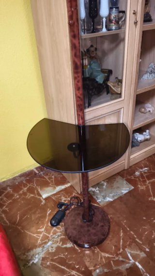 Lámpara de pie con flexo y mesa auxiliar.