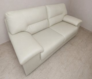 Sofá beige símil piel 3 plazas