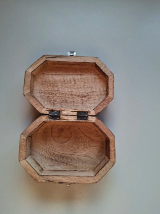 Joyero caja de madera tallada con detalle metálico
