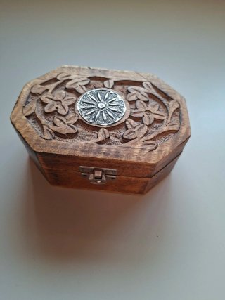 Joyero caja de madera tallada con detalle metálico