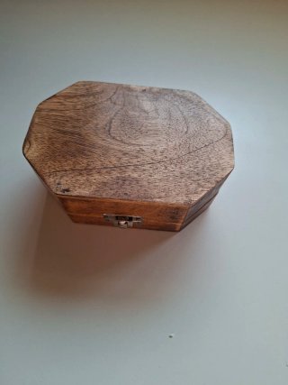 Joyero caja de madera tallada con detalle metálico