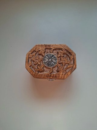 Joyero caja de madera tallada con detalle metálico