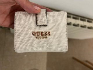 Cartera Guess Vainilla y Dorada