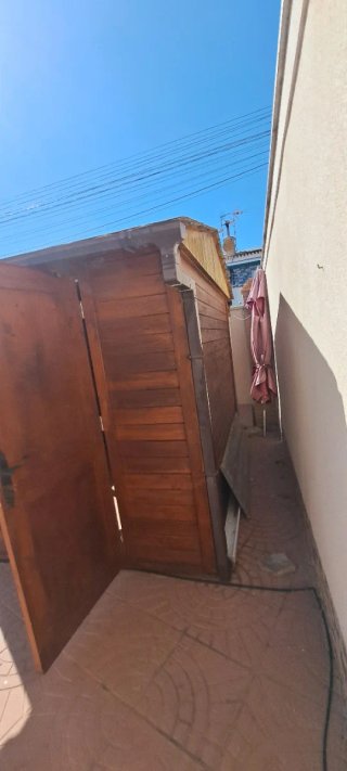 Caseta de madera marrón