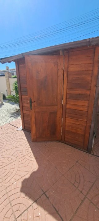 Caseta de madera marrón