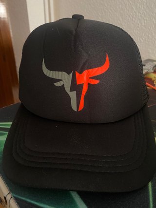 Gorra trucker negra con logo toro