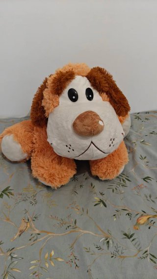 Peluche perro marrón y blanco