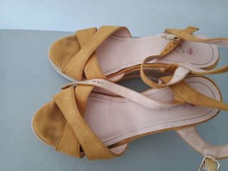 Sandalias cuña mostaza y blancas mujer