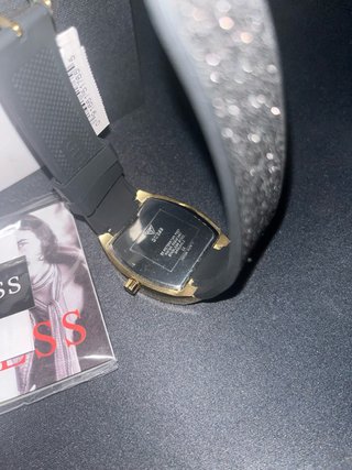 Reloj Guess Dorado con Correa Negra Brillante