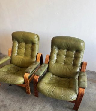 Pareja de sillones vintage de cuero verde y madera