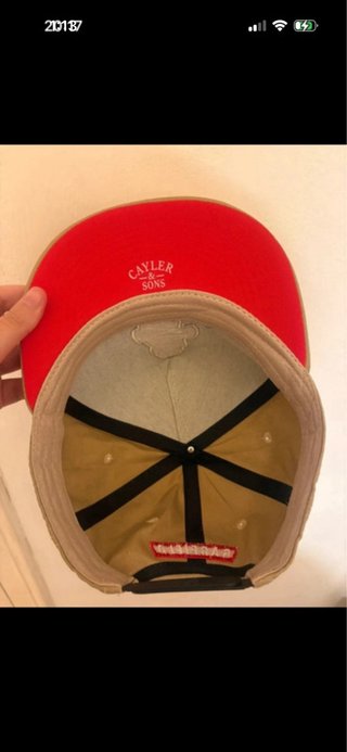 Gorra plana beige con Garfield