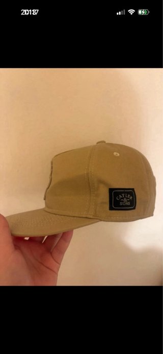 Gorra plana beige con Garfield