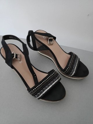 Sandalias de cuña negras y blancas
