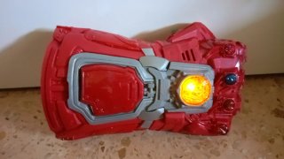 Guante electrónico rojo con luz