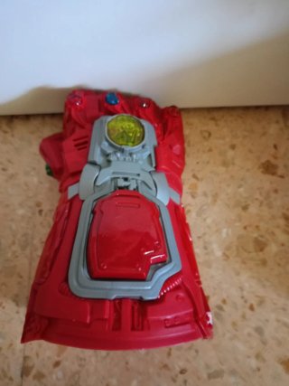 Guante electrónico rojo con luz