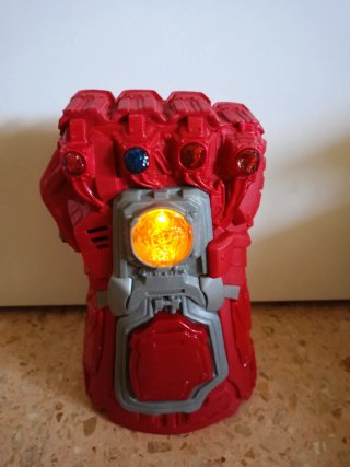 Guante electrónico rojo con luz