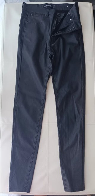 Pantalón polipiel Stradivarius negro Talla M