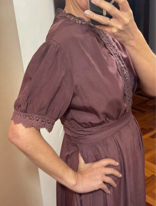 Vestido largo morado con detalles dorados