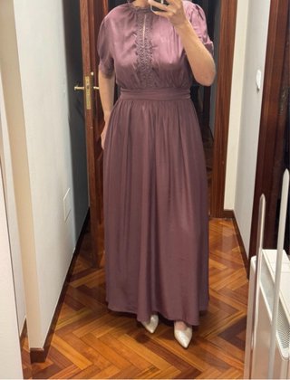 Vestido largo morado con detalles dorados