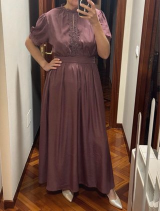 Vestido largo morado con detalles dorados