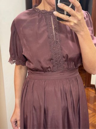 Vestido largo morado con detalles dorados
