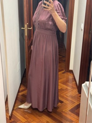 Vestido largo morado con detalles dorados
