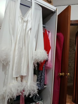 Camisón y Bata de Satén con Plumas