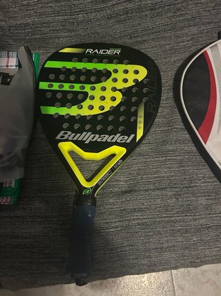 Raqueta Padel Bullpadel Raider y funda