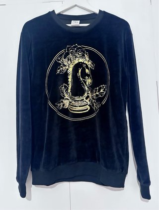 Sudadera Zara Terciopelo Negra con Diseño Dorado