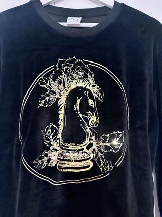 Sudadera Zara Terciopelo Negra con Diseño Dorado