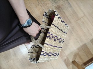 Bolso de playa tejido beige y morado